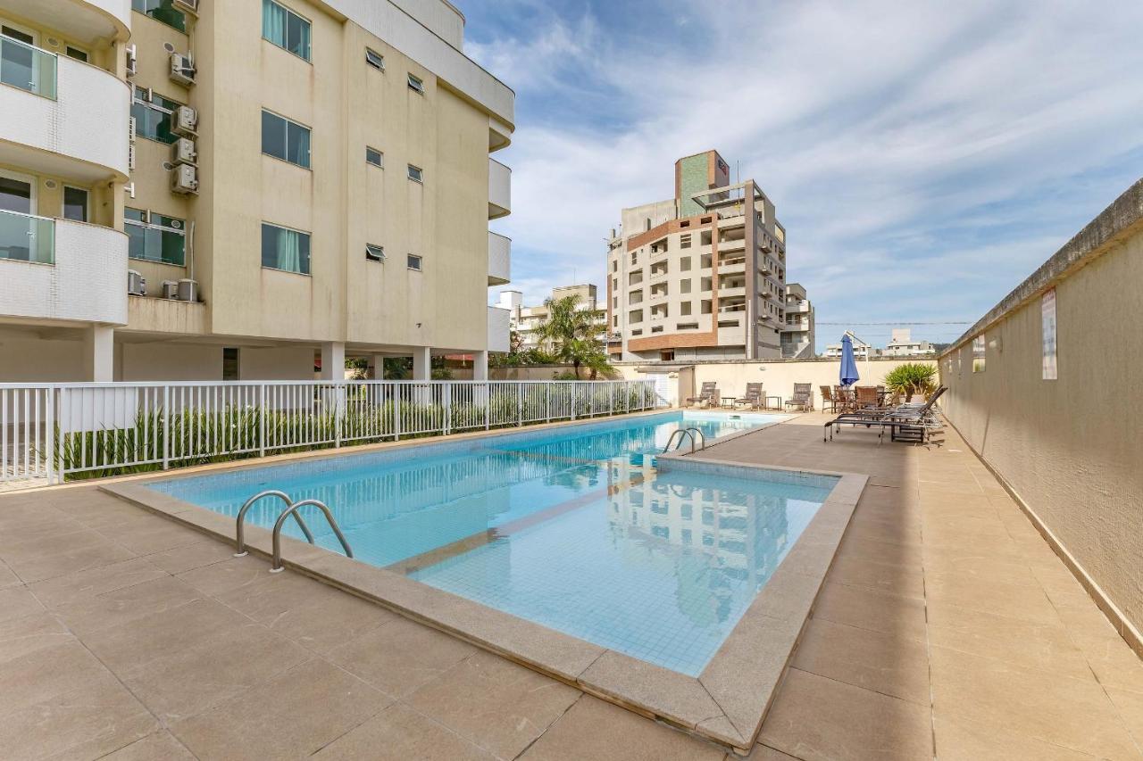 Confortavel Apartamento Em Condominio Com Piscina Бомбиньяс Экстерьер фото