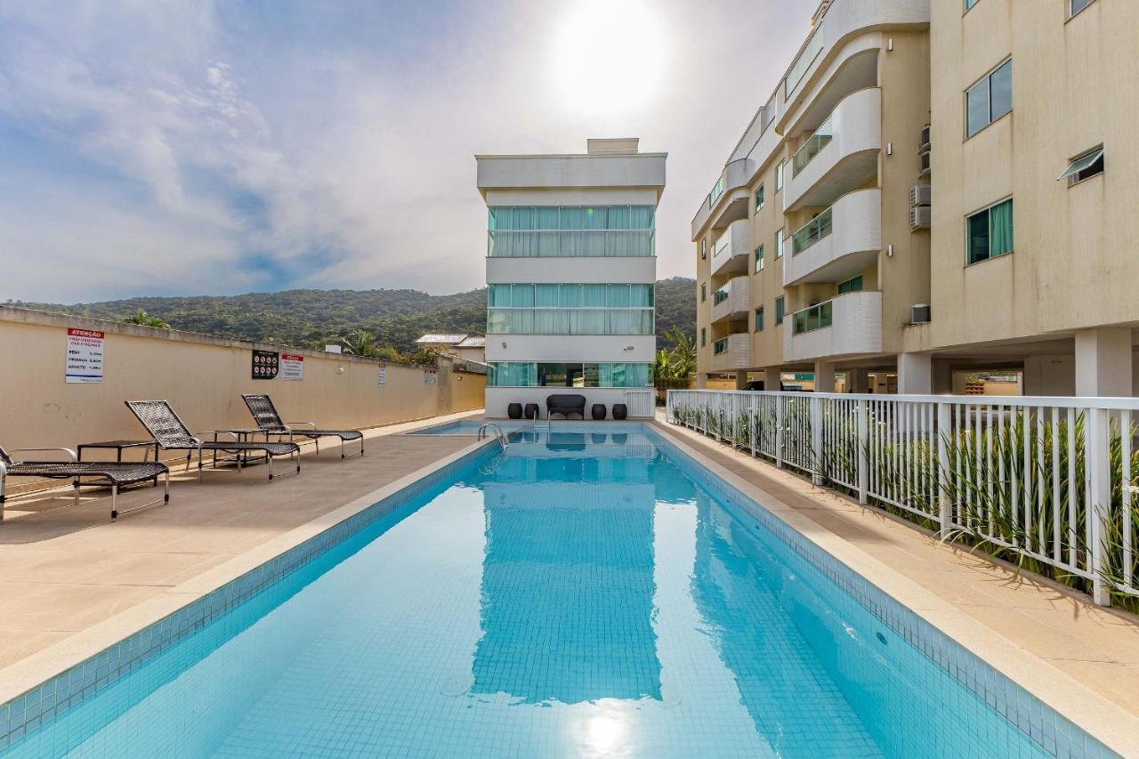 Confortavel Apartamento Em Condominio Com Piscina Бомбиньяс Экстерьер фото